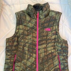 North Face Women’s Camo Thermoball vest